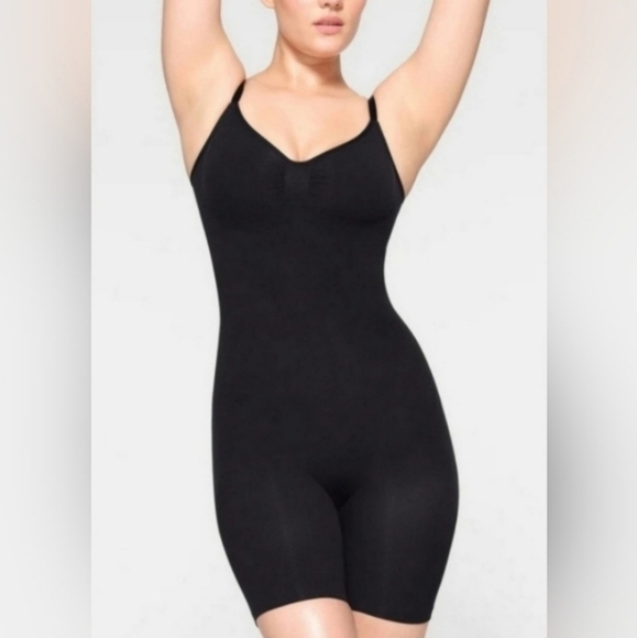 SKIMS Other - SKIMS BLACK SEAMLESS SCULPTING MID-THIGH BODYSUIT Body shaper XLarge NWOT
